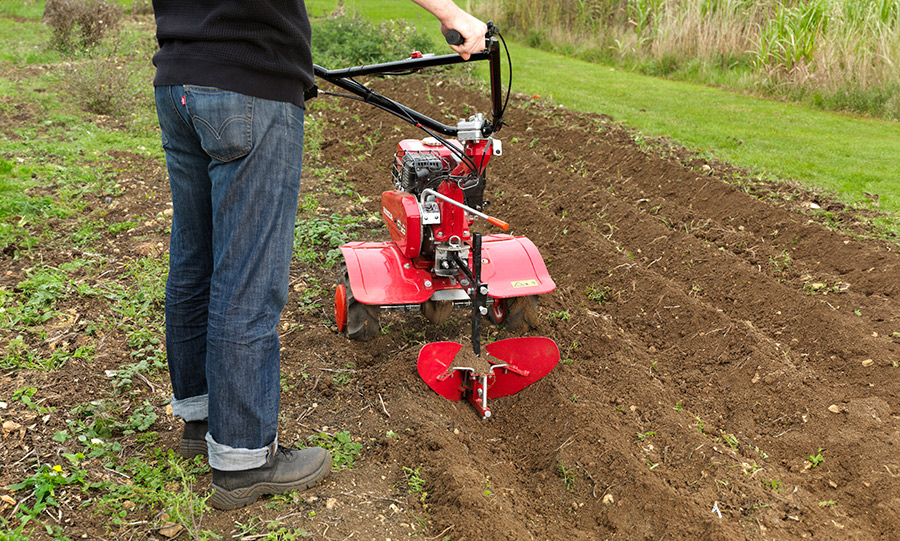 Przygotowanie gleby pod nowe nasadzenia w ogrodach