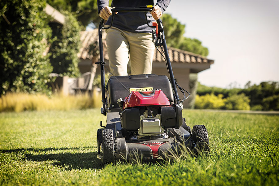 Kosiarka Honda HRX podczas koszenia zadbanego trawnika