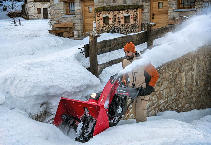 Odśnieżarka hydrostatyczna Honda HSS 970A podczas intensywnego odśnieżania