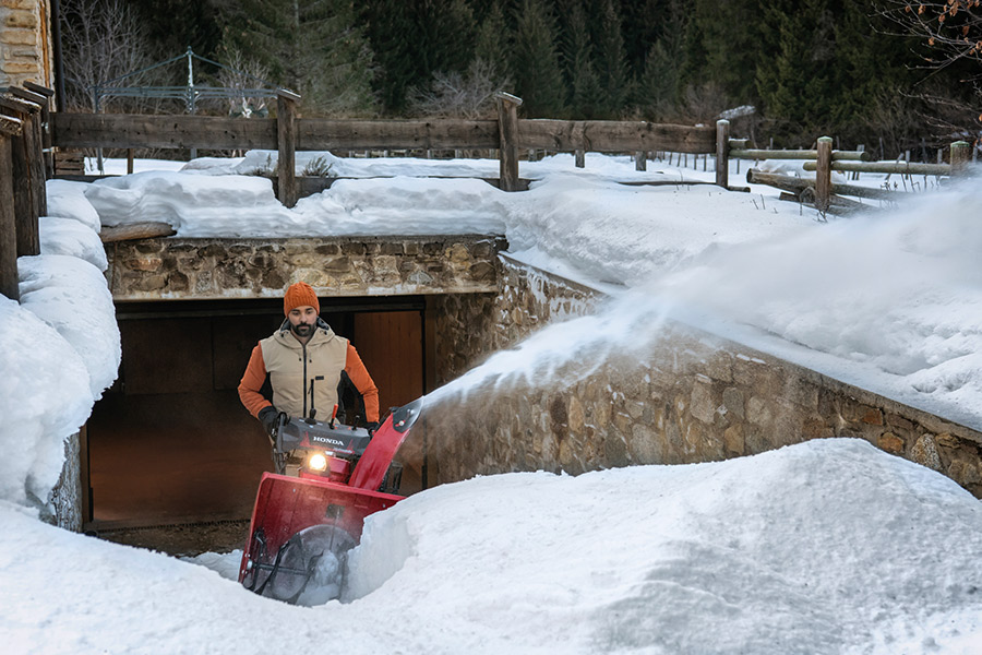 Odśnieżarka Honda podczas odśnieżania posesji