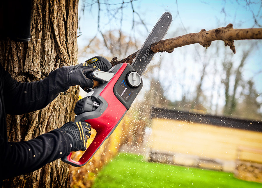 Pilarka akumulatorowa Honda HHC 36 BXBE – ekologiczne cięcie drewna Akumulatorowa pilarka łańcuchowa Honda HHC 36 BXBE podczas cięcia drewna