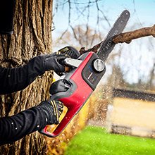 Akumulatorowa pilarka łańcuchowa Honda HHC 36 BXBE podczas cięcia drewna