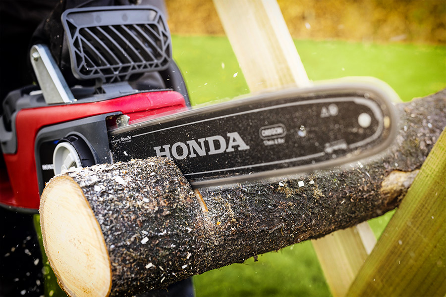 Honda HHC 36 BXBE – cicha i wydajna pilarka do ogrodu Lekka pilarka Honda HHC 36 BXBE w pracy w ogrodzie