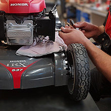 Posezonowa konserwacja i czyszczenie kosiarki w autoryzowanym serwisie