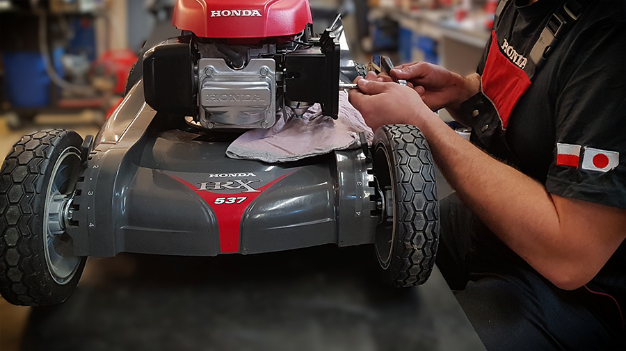 Posezonowa konserwacja i czyszczenie kosiarki w autoryzowanym serwisie